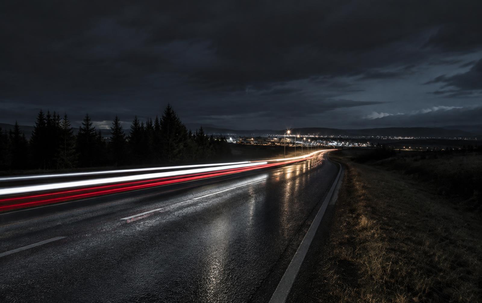 Droga wyjazdowa z miasta nocą